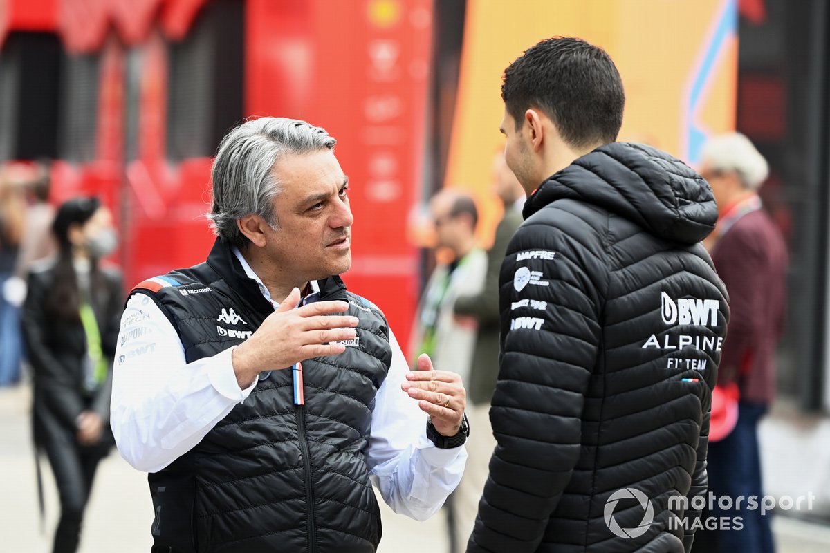 Esteban Ocon, Alpine F1 Team, chats discute avec Luca de Meo