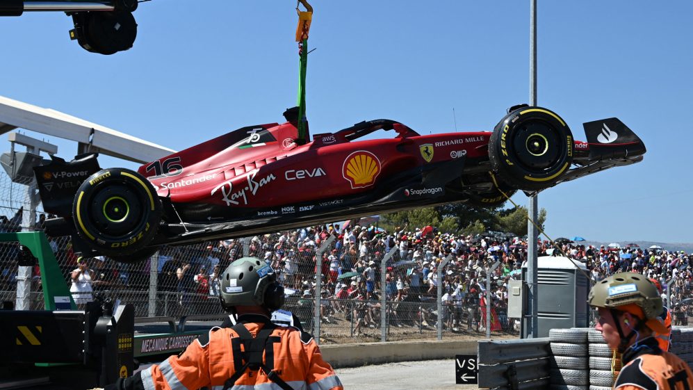 La monoplace de Charles Leclerc accidentée après sa sortie de piste au Grand Prix de France