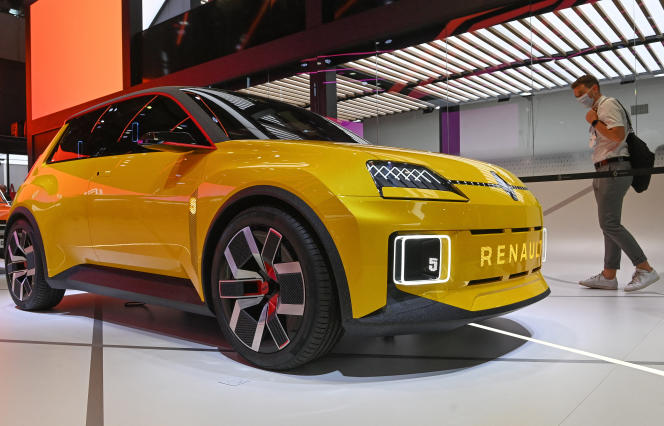 Un visiteur regarde la nouvelle Renault R5 électrique, présentée au Salon de la mobilité de Munich (Allemagne), le 7 septembre 2021. Un clin d’œil à un des modèles iconiques de la France des « trente glorieuses ».