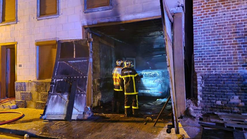 Les pompiers ont évité un drame ce mardi soir à Pont-Rémy, près d’Abbeville (80). Deux voitures ont pris feu dans le garage d’une habitation où vit une famille qui s’en sort indemne.