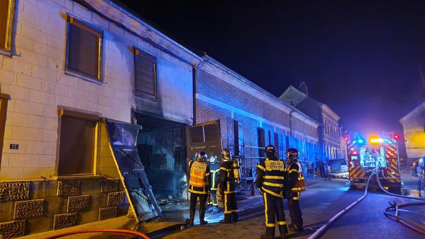 Les pompiers ont évité un drame ce mardi soir à Pont-Rémy, près d’Abbeville (80). Deux voitures ont pris feu dans le garage d’une habitation où vit une famille qui s’en sort indemne.