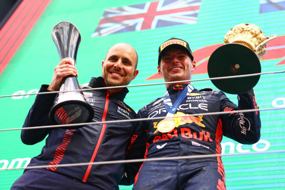 NORTHAMPTON, ANGLETERRE - 09 JUILLET : Le vainqueur de la course Max Verstappen des Pays-Bas et Oracle Red Bull