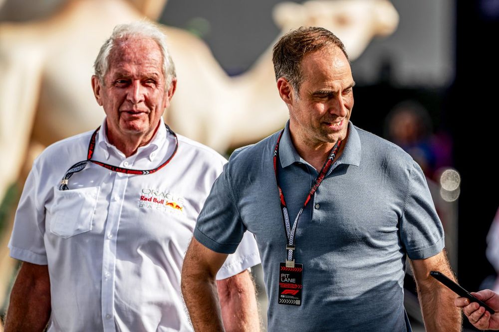 Helmut Marko et Oliver Mintzlaff, directeur général de Red Bull GmbH, samedi à Djeddah.